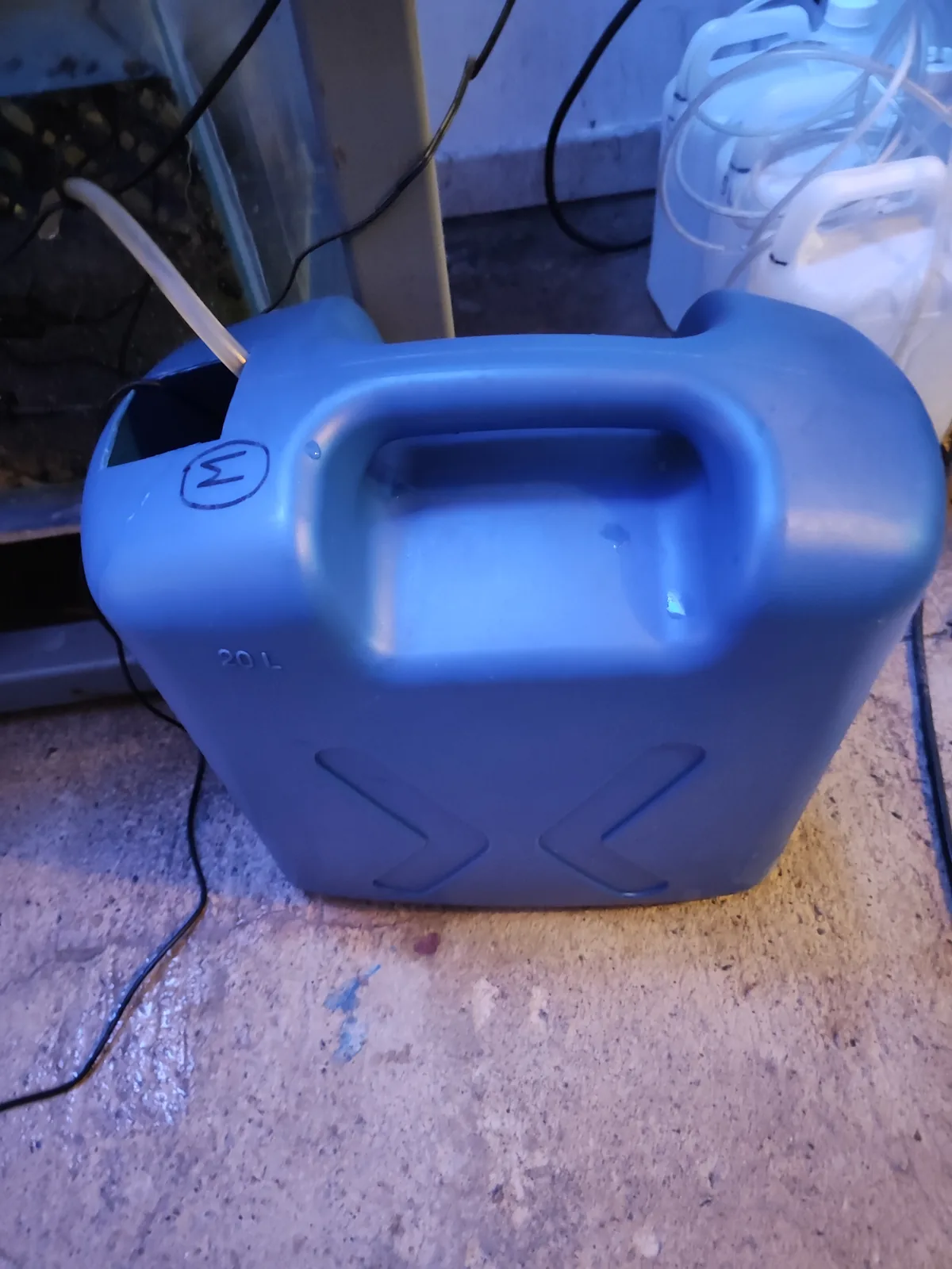 Bidon bleu servant de réserve d’eau d’osmolation
