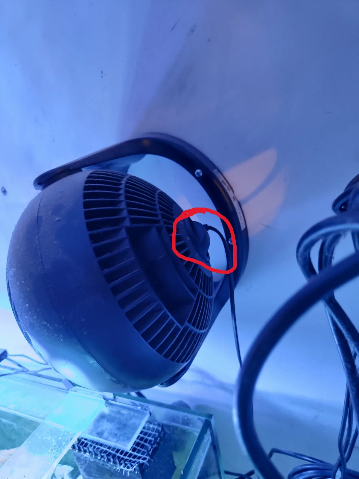 Interrupteur du ventilateur entouré en rouge